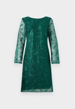 Vestido verde de encaje con mangas largas y un escote redondeado. Presenta intrincados patrones florales y un corte ligeramente holgado.