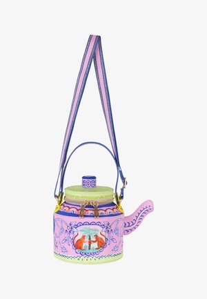 Paarse en groene theepotvormige tas met apenillustratie, bloemenpatronen, dubbele rits en een blauw-paars gestreepte schouderband.