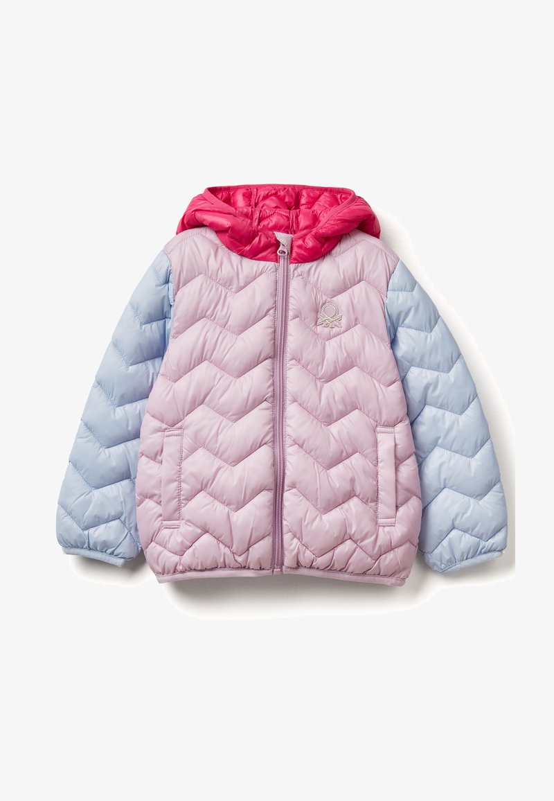 Lehká péřová bunda s chevronovým vzorem a růžovou kapucí, růžovými a světle modrými panely a předním zipem. Obsahuje dvě boční kapsy.