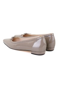 Graue Lackleder-Ballerinas mit runder Spitze und dekorativem Schleifenakzent; niedriger Blockabsatz; glatte, glänzende Textur; minimale Nahtdetails.
