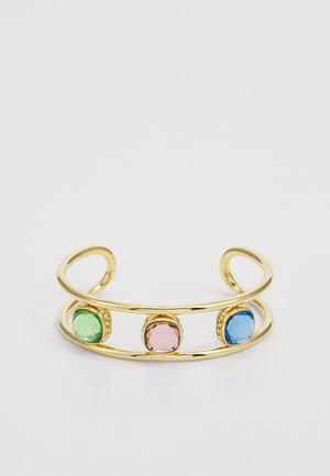 Bracelet en métal doré en forme de cuff avec trois pierres ovales : verte, rose et bleue. Fini lisse avec des sertissages texturés pour les pierres.