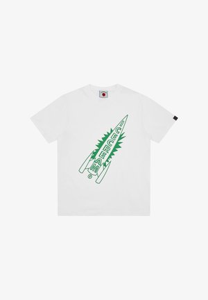 T-shirt bianca a maniche corte con grafica di razzo verde e la parola "ICECREAM" in lettere grasse sul corpo del razzo.