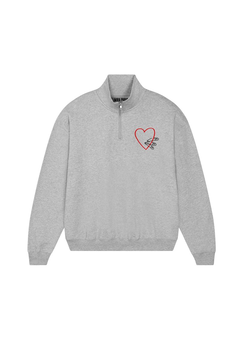 Felpa grigia con collo con zip, caratterizzata da una grafica a cuore rosso e un disegno in linea nera sul petto sinistro. Tessuto morbido con vestibilità rilassata.