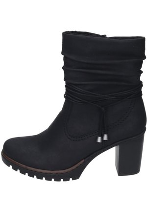 Schwarzer Knöchelboot mit einem schlaffen Schaft, runder Spitze und klobigem Absatz. Verfügt über eine dekorative Schnürung und kleine silberne Akzente. Gummisohle.