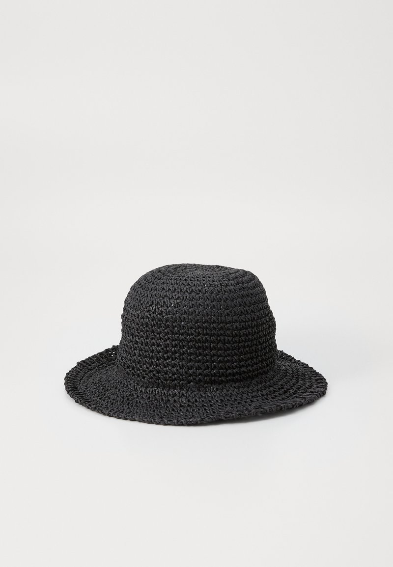 Chapeau tissé noir avec une couronne arrondie et un large bord plat. Fabriqué à partir d'un matériau texturé, arborant des motifs de fibres naturelles.