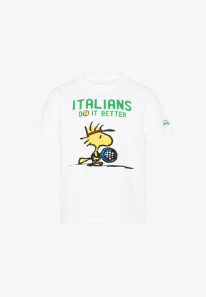 T-shirt blanc avec un personnage de dessin animé tenant une raquette de tennis et le texte « LES ITALIENS LE FONT MIEUX » en lettres vertes et jaunes.