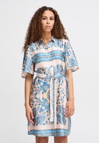 Rochie cu mânecă scurtă din mătase, cu un model paisley albastru pe un fundal roz deschis, având talie strânsă și curea asortată.