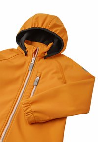 Veste à capuche orange avec doublure noire, présentant une fermeture éclair à l'avant et des poignets élastiqués. Texture lisse et détails de couture visibles.