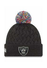 Berretto lavorato a maglia nero con un pom-pom colorato in cima, dotato di un’etichetta con il logo dei Raiders sul davanti e polsino a coste alla base.