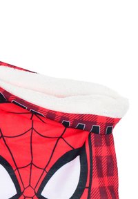Coperta con cappuccio rosso con una grafica di Spiderman, caratterizzata da un morbido rivestimento interno bianco, un motivo a ragnatela nera e contrasti a strisce audaci lungo il bordo.