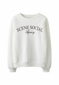Sudadera blanca con cuello redondo, mangas largas y puños acanalados. Presenta un texto en color marrón oscuro que dice "Agencia SCENE SOCIAL" en un diseño arqueado.