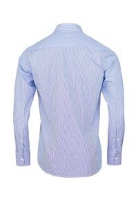 Camicia dress a maniche lunghe di colore azzurro chiaro con sottili righe verticali, vista da dietro, maniche con polsini abbottonati e colletto classico visibili.