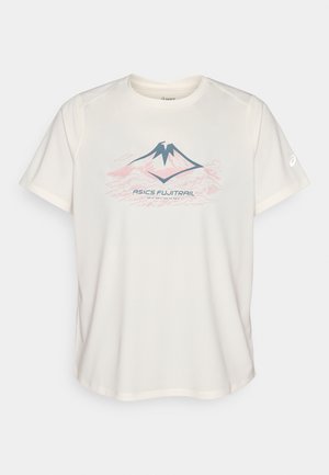 Tricou cu mâneci scurte, de culoare crem, realizat dintr-un material respirabil, cu o grafică a unui munte în albastru și roz, având textul „ASICS FUJITRAIL” dedesubt.