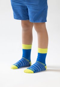 Blaue und gelbe gestreifte Socken mit gerippten Bündchen und einfarbigen gelben Zehen. Weicher Stoff mit auffälligen kontrastierenden Farben und subtilen Streifenmustern.