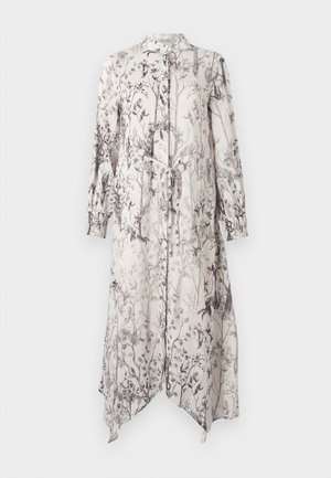 Un vestido largo y ligero con un estampado floral en tonos de negro sobre un fondo claro. Incluye un collar y detalle de lazo en la cintura.