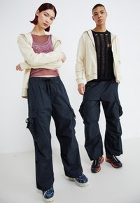 Jack & Jones JPSTPARACHUTE JJZAYN UNISEX - Cargobyxor - black