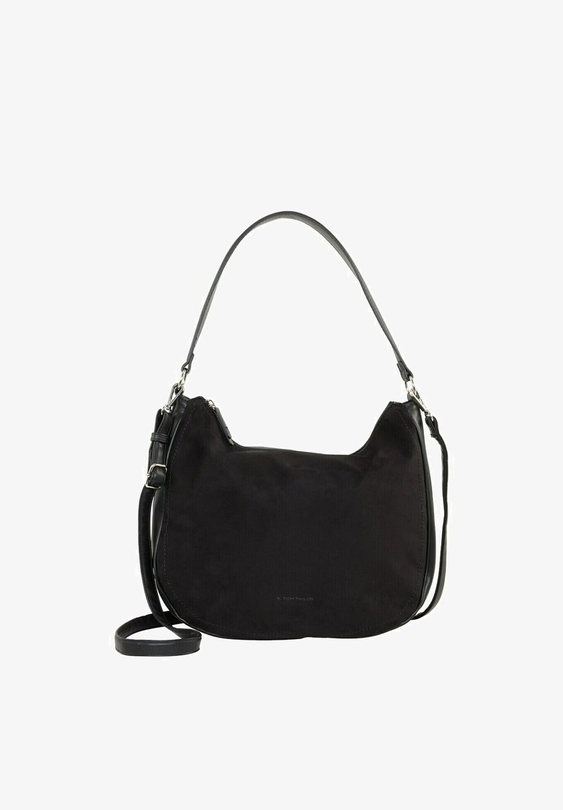 Bolso de hombro de tela negra con un cuerpo curvado y una larga correa de cuero ajustable. Presenta un cierre con cremallera y un diseño minimalista.