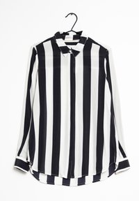 Svart och vitrandig långärmad skjorta med krage, knäppning fram och rundad nederkant. Tyget verkar lätt och glatt.