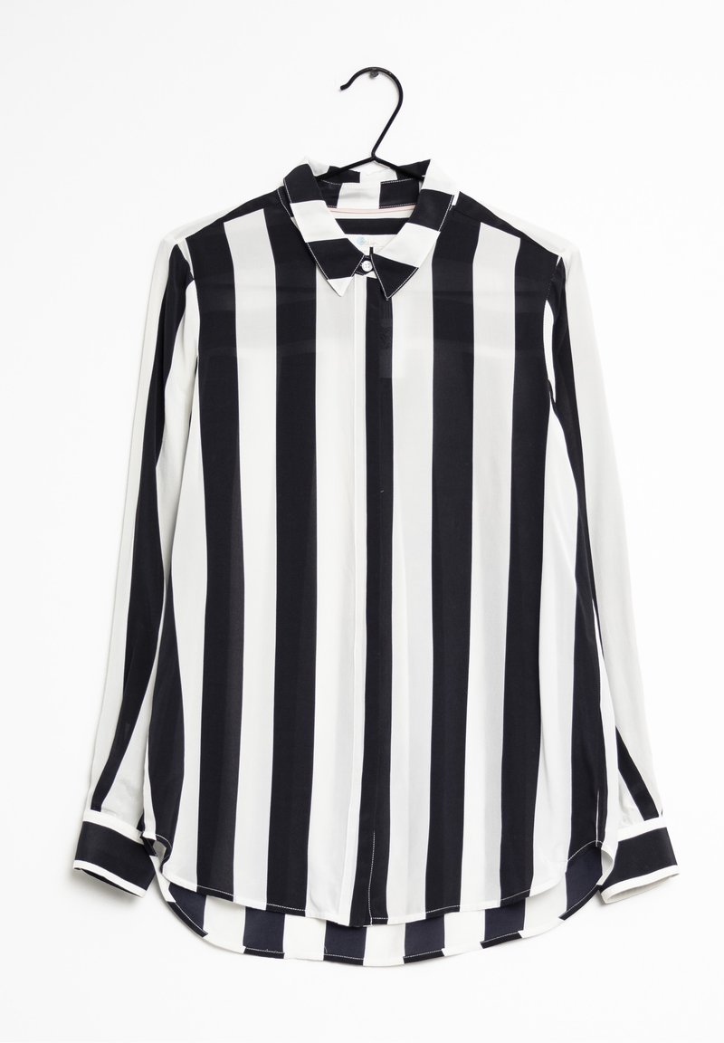 Svart och vitrandig långärmad skjorta med krage, knäppning fram och rundad nederkant. Tyget verkar lätt och glatt.