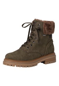 Olivgrüner Knöchelstiefel aus Wildleder mit einem braunen Kunstfellkragen, runder Zehenform und gummierten Schnürsenkeln; klobige braune Profilsohle.