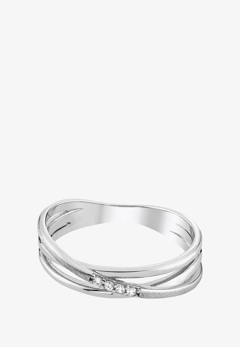 Bague en argent présentant des anneaux entrelacés, l'un avec une texture brossée, l'autre poli, ornée de trois petites pierres précieuses claires.