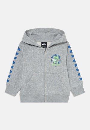 Šedá mikina na zip s grafickým potiskem vpředu, která má modré kostkované akcenty na rukávech a dvě přední kapsy. Vyrobeno z měkkého materiálu.