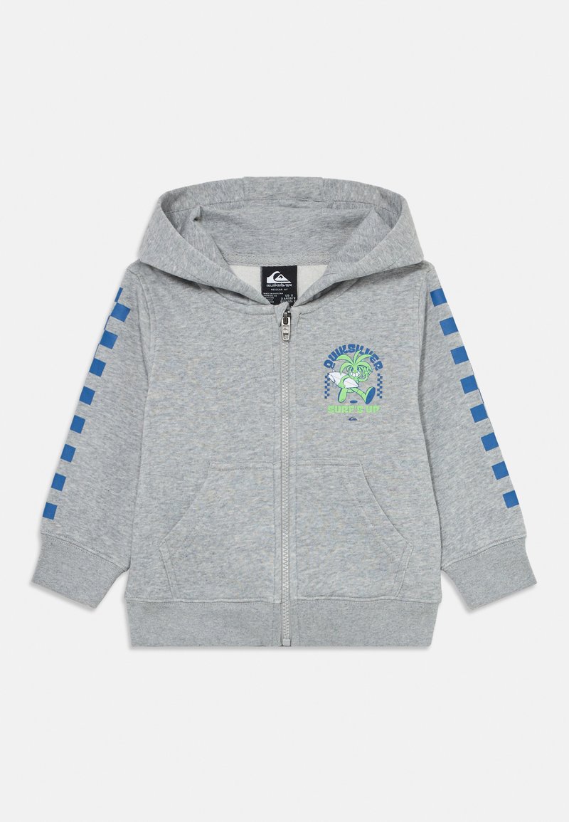 Sweatshirt cinzento com fecho na frente, apresentando uma gráfica frontal, com detalhes em padrão xadrez azul nas mangas e dois bolsos frontais. Feito de material suave.