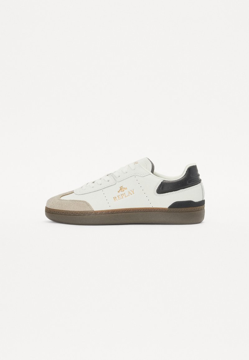 Sneaker bianco e nero realizzato in pelle e camoscio, con punta arrotondata, suola testurizzata, logo dorato e accentuazione del tallone a contrasto.