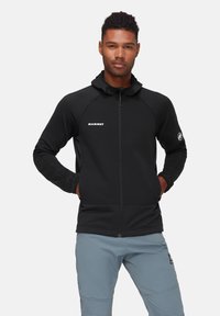 Czarna bluza z kapturem Mammut z zamkiem błyskawicznym, o dopasowanym kroju, z regulowanym kapturem i kontrastowym logo na piersi. Gładki materiał i przylegające mankiety.