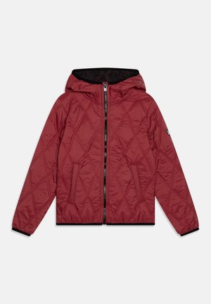Veste matelassée rouge avec une capuche, fermeture éclair entière à l'avant et accents noirs. Présente des motifs en losanges et deux poches latérales. Tissu léger.