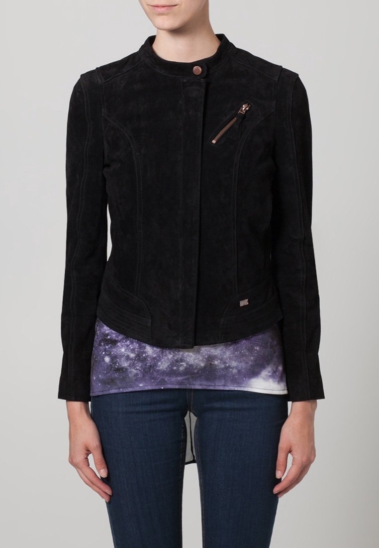 Svart mockajacka för motorcykel med figurnära silhuett, hög krage och blixtlåsförsedd bröstficka. Har sömdetaljer och diskreta metallinslag.