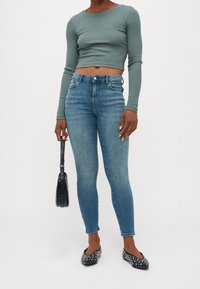 ONLY Petite Vaqueros pitillo - light blue