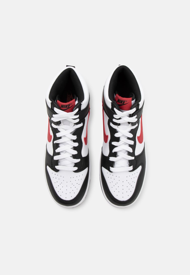 Para czarnych, białych i czerwonych trampek Nike z wysoką cholewką, z białymi sznurówkami, widoczna z góry na białym tle.