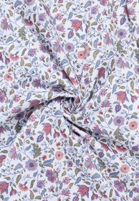 Witte bloemstof met een patroon van roze, rode en blauwe bloemen met groene bladeren, zacht textuur en een gladde afwerking.