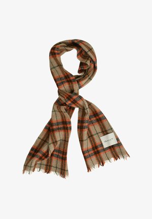 Sciarpa a scacchi marrone con linee arancioni e verdi, realizzata in materiale morbido con bordi frangiati, e un'etichetta piccola con la scritta "GANT" attaccata.