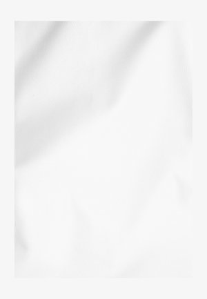 Weißer Stoff mit glatter Textur, der leichte Falten und subtile Farbvariationen aufweist, was eine einheitliche, aber dynamische Oberfläche schafft.