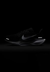 Czarny but sportowy z oddychającą siateczką, odblaskowymi akcentami i teksturowaną podeszwą. Posiada charakterystyczne logo Nike i wyściełany kołnierz.