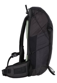 Sac à dos noir avec un dos rembourré et des bretelles ajustables, orné d'accents verts texturés et d'une forme compacte et épurée.