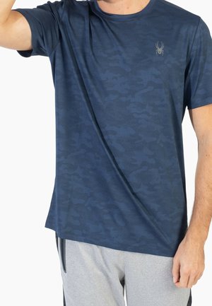 Maglietta atletica a maniche corte di colore blu navy con motivo mimetico, tessuto traspirante e un piccolo logo grigio a forma di ragno sul petto.