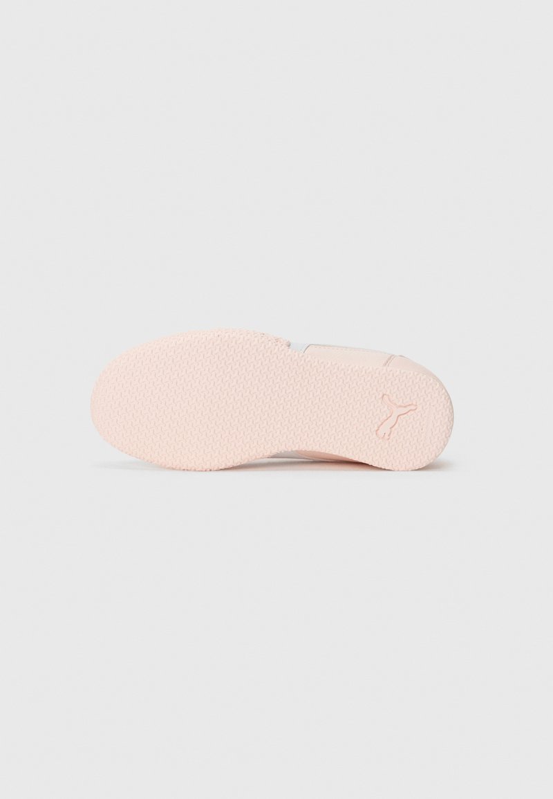 Suela de zapato de goma de color rosa claro con superficie texturizada e impresión de logo. El diseño presenta una forma redondeada y un patrón de agarre que proporciona soporte.