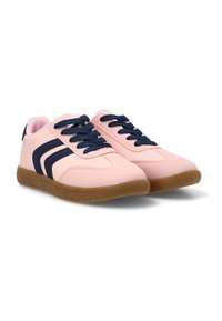 Zapatillas sintéticas rosas con rayas azul marino, suela de goma texturizada y cordones azul marino. Puntera redondeada y cuello acolchado para mayor comodidad.