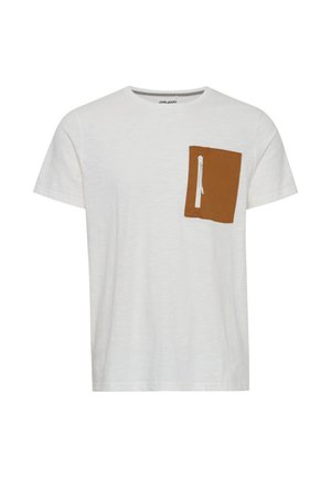 Wit T-shirt met korte mouwen, voorzien van een bruine stoffen zak met ritsdetail op de linkerborst. Zachte textuur en ontspannen pasvorm.