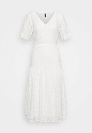 Vestido midi blanco con escote en V, mangas cortas, cintura ajustada y falda fruncida hecha de tela ligera texturizada.