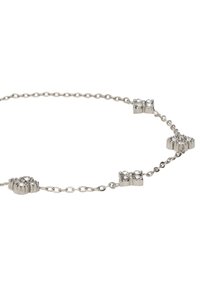 Collana in argento con quattro dettagli decorativi in metallo, ciascuno impreziosito da cristalli trasparenti, disposti lungo la catena.