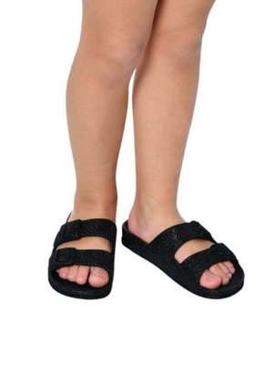 Sandales à glissière noires pailletées avec deux sangles réglables, dotées d'une semelle texturée et d'un design à bout ouvert, adaptées pour un usage décontracté.