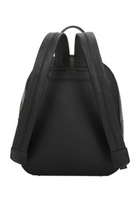 Zaino in pelle nera con finitura testurizzata, caratterizzato da due spallacci larghi e una forma arrotondata. Nessuna ferramenta o accenti visibili.