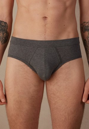 Bañadores grises de algodón con un ajuste ceñido, textura suave y una parte frontal contorneada para mayor soporte. Diseño minimalista sin marcas visibles.