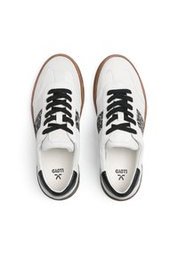 Weiße Sneakers mit schwarzen Schnürsenkeln, aus Leder und Wildleder, brauner Gummisohle, Leopardenmuster-Details an den Seiten und Logo auf der Innensohle.