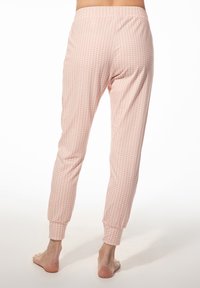 Roze gekleurde pyjamabroek met een subtiel bladerpatroon, gemaakt van zachte stof, met elastische boorden en een aansluitende tailleband.