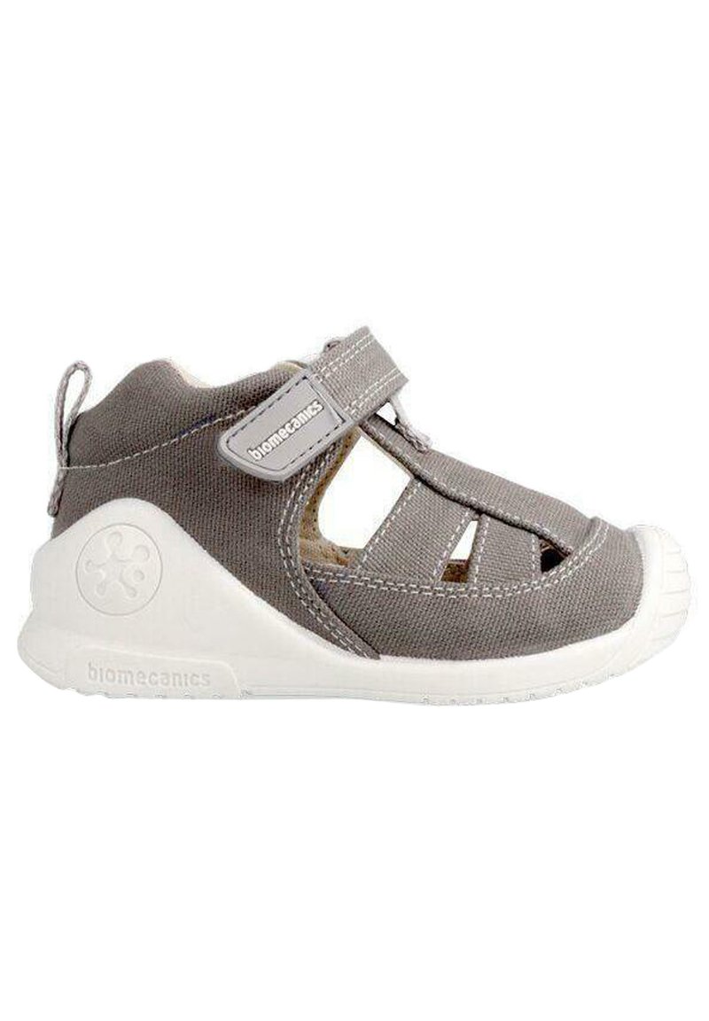 Sandal in tela grigia con design a intaglio, cinturino con chiusura a velcro e suola in gomma bianca. Presenta punta arrotondata e tallone rinforzato.